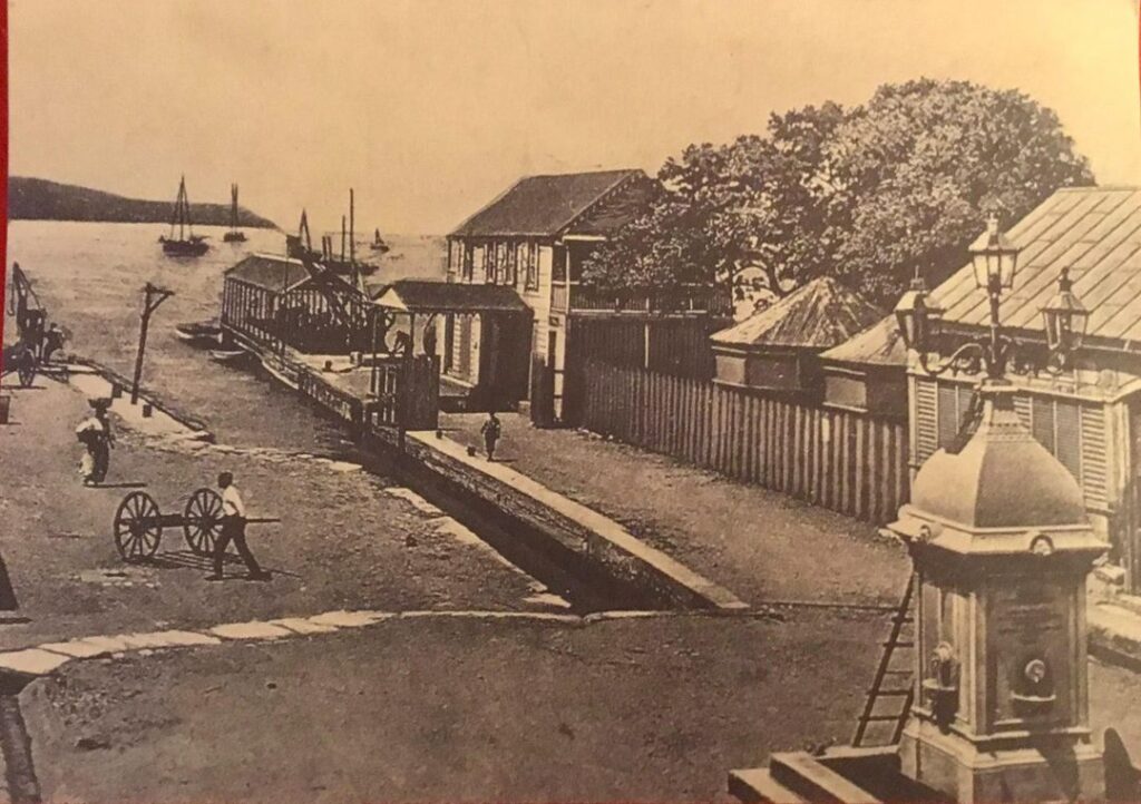 The photo, from the early 1900s, shows the memorial with Custom’s House in the background.